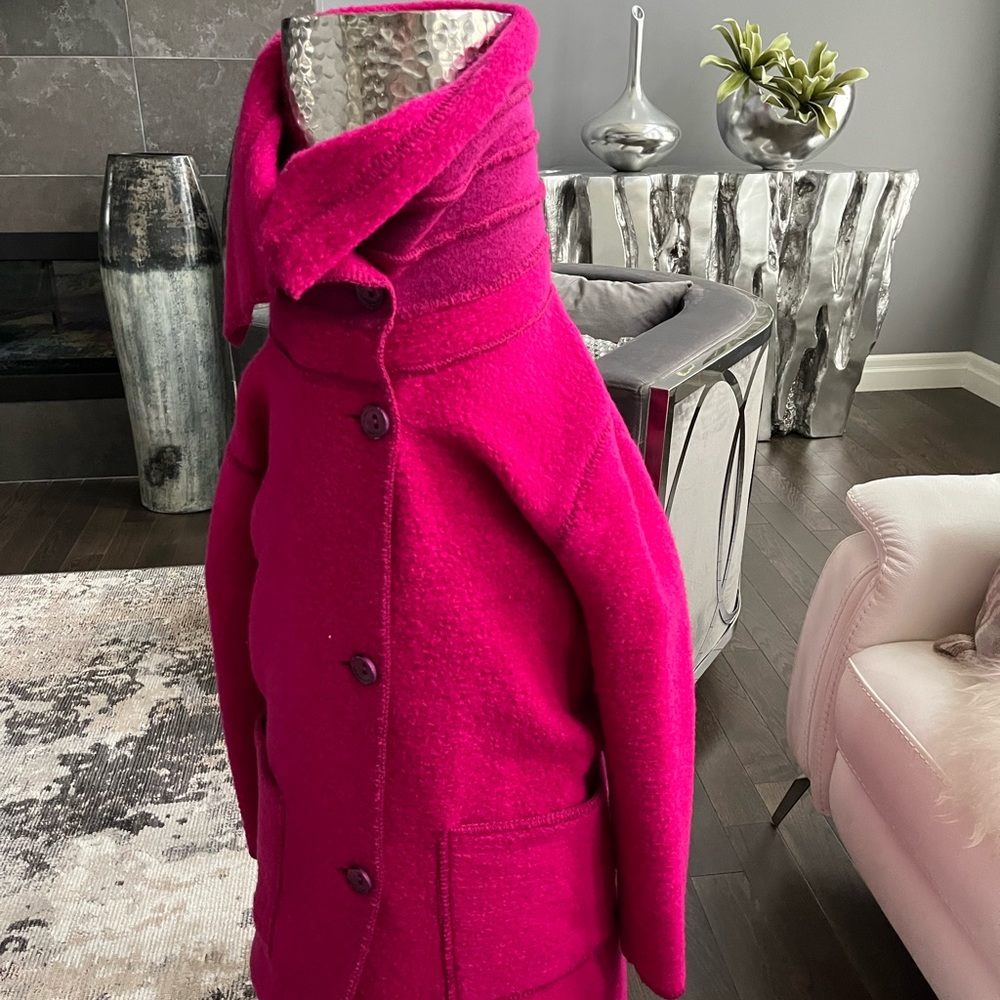 Stunning vintage Lundstrom  coat in fuchsia pink size medium